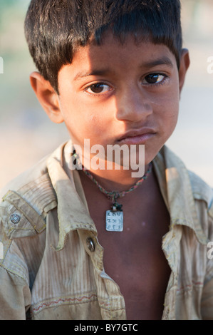 Unglückliche Junge armen untere Kaste indischen Straße Junge. Andhra Pradesh, Indien Stockfoto