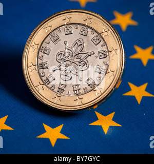 Portugiesisch-Euro-Münze auf der Flagge der Europäischen Union Stockfoto