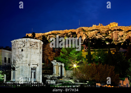 Der Turm der Winde in der Roman Agora, nachts, mit Akropolis im Hintergrund. Athen, Griechenland Stockfoto