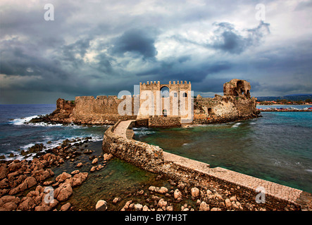 Griechenland, Messenien Präfektur. Der venezianischen Burg von Methoni, als es die Bourdzi (osmanischer Turm, späterer Zusatz) entnehmen Stockfoto