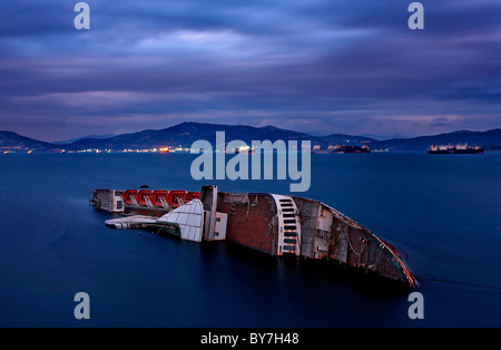 Ein Schiffswrack, halb versunkenen, Elefsis (Elefsina) bis Salamis (Salamis), in der Nähe von Athen, Griechenland Stockfoto