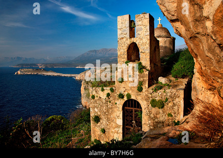 Die "versteckte" byzantinische Kirche von Agitra mit Kap Tigani im Hintergrund. Mani Region, Präfektur Lakonien, Peloponnes, Griechenland Stockfoto