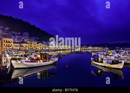 Nachtansicht auf den kleinen Hafen von Gythio malerischen Hafen von Sparta, Mani Region Lakonien, Peloponnes, Griechenland Stockfoto