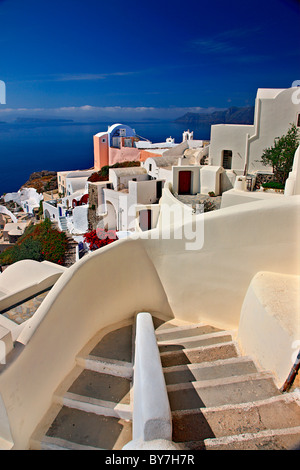 Santorin, Griechenland. Teilansicht des schönen und bunten Dorf Oia, die schönsten der Insel Stockfoto