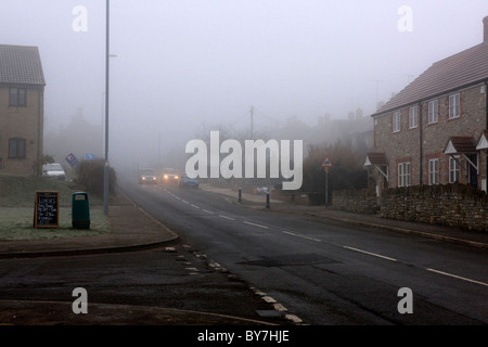 Eisnebel macht für gefährliche Fahrsituationen in England Stockfoto