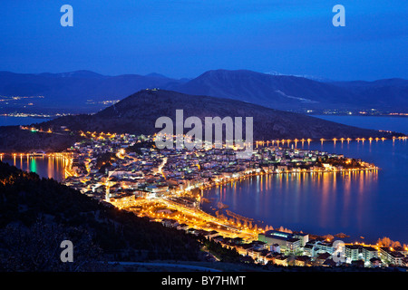 Panoramablick von Kastoria Stadt in der "blauen" Stunde 'Orestias' oder "Orestiada" See umgeben. Stockfoto