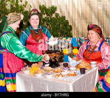 ULAN-UDE, Russland - 29 Oktober: Russische Frauen demonstrieren des Teetrinkens Transbaikalischen Altgläubigen stilvoll im Tee-Festival Stockfoto