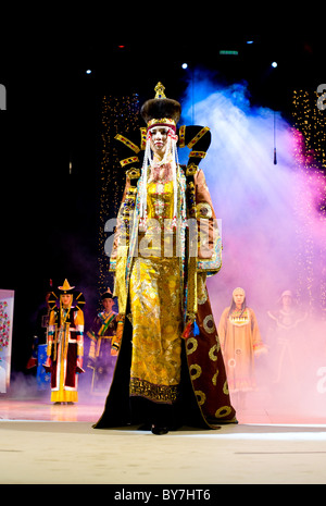 ULAN-UDE, Russland - 29 Oktober: Eine asiatische Modell zeigt eine Kleid im Ethno-Stil auf die internationale asiatische Mode Festival o Stockfoto