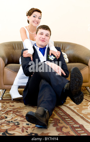 ein Bräutigam und Braut aussehen in Kamera glücklich lächelnd Stockfoto