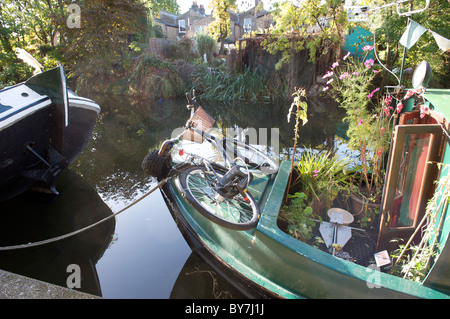 Lastkähne am Regents Kanal neben dem Londoner Victoria Park Stockfoto