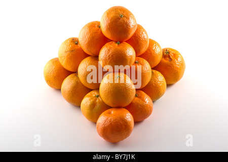 Clementinen in einer Pyramidenform isoliert auf weißem Hintergrund angeordnet Stockfoto