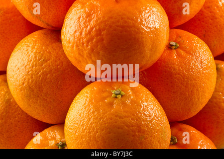 Clementinen in einem Stapel angeordnet Stockfoto