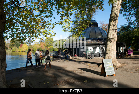 Victoria Park, London mit seiner Pavillon Cafe und See Stockfoto