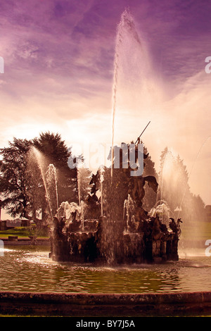 Perseus und Andromeda-Brunnen auf dem Gelände des Witley Gericht Ruinen, Worcestershire, England, UK Stockfoto