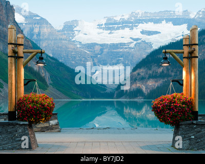 Dawn Blick auf Lake Louise, Banff Nationalpark, von der Terrasse des Chateau Lake Louise in den kanadischen Rocky Mountains, Alberta, Kanada Stockfoto