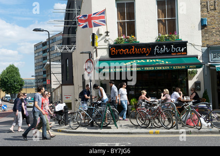 Fahrräder außerhalb Fish &amp; Chips-Shop in Broadway Market London Stockfoto