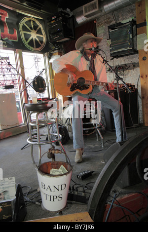 Tennessee Nashville, Music City USA, Downtown, Lower Broadway, The Wheel, Bar Lounge Pub, Live-Unterhaltung, Honky Tonk, Bühne, Musiker, spielen, singen, auftreten, Stockfoto