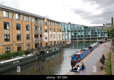 London-Gehäuse neben der Regents Canal London Stockfoto