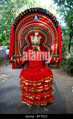 traditionelle Theyyam Tänzerin mit bunten Kostümen von einem Festival in Kerala, Indien Stockfoto