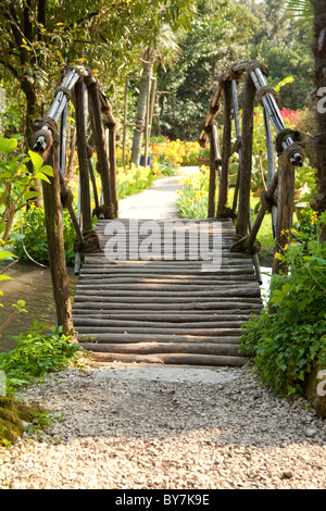 Holzbrücke über Stream in Heller Gärten am Gardasee Italien Stockfoto