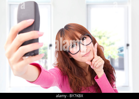 Junge asiatische Frau Foto von ihrem Handy