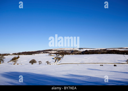 Blick in Richtung Anglezarke Country Park im Schnee von Adlington in Lancashire Stockfoto