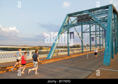 Tennessee Chattanooga, Tennessee River, Walnut Street Bridge, erbaut 1890, Fachwerkbrücke, Mann Männer männlich, Frau weibliche Frauen, Paar, joggen, joggen, trainieren, Fitness Stockfoto