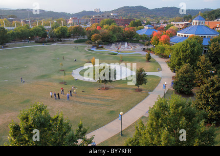 Chattanoega Tennessee, Walnut Street Bridge Blick, Coolidge Park, Northside Gemeinschaft, am Wasser, städtisch, Karussell, Walker Pavilion, Feld, Bäume, Rasen, Hügel, gro Stockfoto