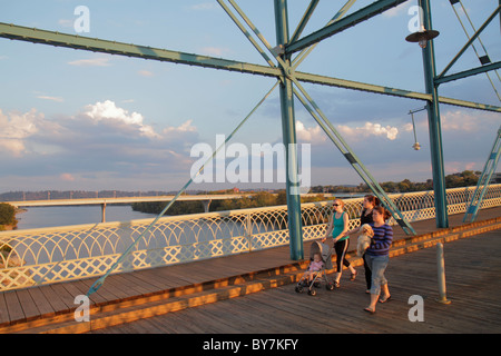 Tennessee Chattanooga, Tennessee River, Walnut Street Bridge, Baujahr 1890, Fachwerkbrücke, Frau weibliche Frauen, junge Jungen männliche Kinder Kleinkinder, Kleinkinder, Straße Stockfoto