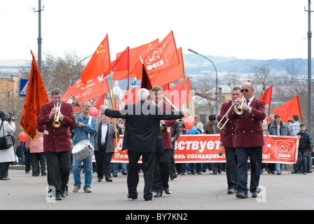 Ulan-Ude, Russland - 1. Mai: Kommunisten demonstrieren Lenin Straße entlang mit einem Orchester voraus am jährlichen Tag der Arbeit, 1. Mai 2009 ich Stockfoto