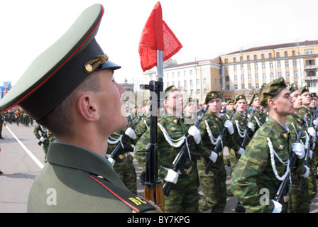 ULAN-UDE, Russland - Mai 9: Russische Soldaten marschieren an der Parade am jährlichen Tag des Sieges, 9. Mai 2009 in Ulan-Ude, Burjatien, Russland Stockfoto