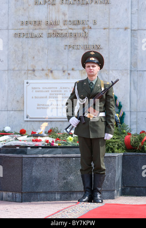 Ulan-Ude, Russland-Mai 9: Ein junger russischer Soldat steht Wache am Denkmal zu Gefallenen während des zweiten Weltkriegs am jährlichen Tag des Sieges, Mai, Stockfoto