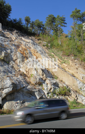 Tennessee, TN, Süd, Cherokee National Forest, Scenic Highway 64, Felsformationen, Bäume, Geologie, Lieferwagen, fahrendes Fahrzeug, Besucher reisen Reisetouristen Stockfoto