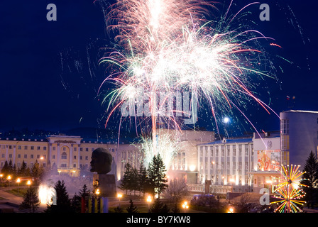 ULAN-UDE, Russland - Mai 9: Gibt es ein festliches Feuerwerk am wichtigsten Stadtplatz (bekannt mit seinen riesigen Lenin-Kopf-Denkmal) auf jährliche Stockfoto