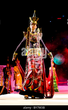 ULAN-UDE, Russland - 29 Oktober: Eine asiatische Modell zeigt eine Kleid im Ethno-Stil auf dem Festival internationale asiatische Mode Stockfoto