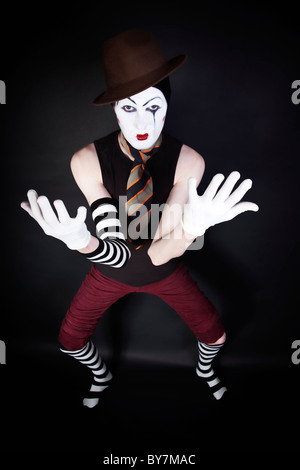 MIME in Hut, Krawatte und weiße Handschuhe auf schwarzem Hintergrund Stockfoto