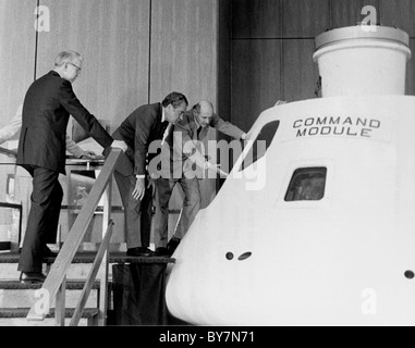 Präsident Richard M. Nixon erhält eine Einweisung auf das Kommandomodul von Apollo Stockfoto