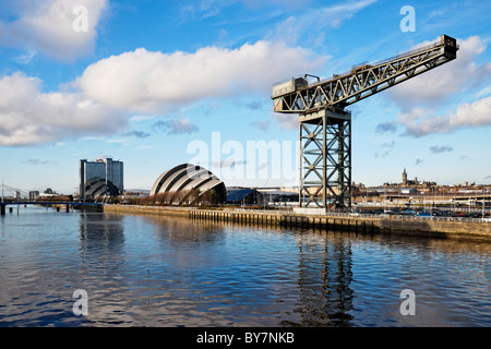 Blick entlang des Flusses Clyde von Clyde Arc Brücke, Glasgow, Schottland, Großbritannien