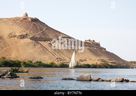 Die Gräber der Adligen auf dem Nil, Assuan, Ägypten. Stockfoto