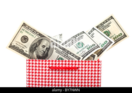 Rot-Geschenk-Paket mit amerikanischen Dollar isoliert auf weißem Hintergrund hautnah Stockfoto