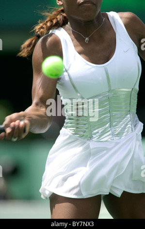 Serena Williams (USA) im Wettbewerb in ihr neu designte Kleid für Nike in der Nasdaq-100-Tennis, 26. März 2004. Stockfoto