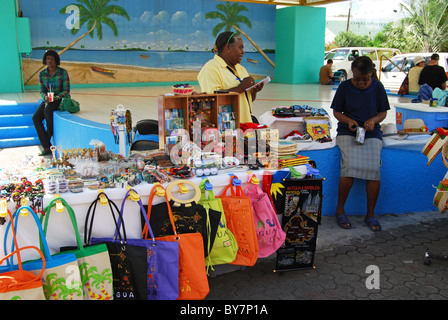 Straßenmarkt Stall zu verkaufen Kleidung und Souvenirs, St. John's, Antigua, Leeward-Inseln, Karibik. Stockfoto