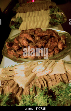 Essen vom Buffet am Tisch im Pub Hähnchen Drumsticks-sandwiches Stockfoto