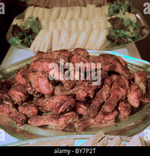 Essen vom Buffet am Tisch im Pub Chicken drumsticks Stockfoto