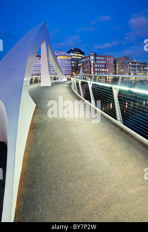 Die Tradeston-Brücke, genannt der "Squiggly Bridge" von Glaswegians, und Broomielaw, Glasgow, Schottland, UK Stockfoto