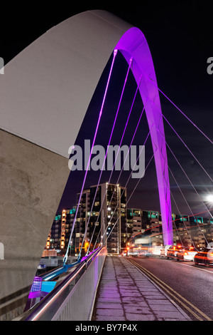 Die Clyde Arc Brücke durchquert der Fluss Clyde, Glasgow, Schottland, UK. Die Brücke wird durch die Glasgower "Squinty" genannt. Stockfoto