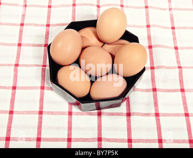 Hühnereier in einer schwarzen Schale auf Tuch in Erythrozyten Stockfoto