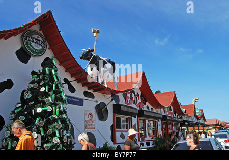 Kuhstatue auf Dach des Paddock-Café-Bar, Oranjestad, Aruba, niederländische Antiles, Karibik. Stockfoto