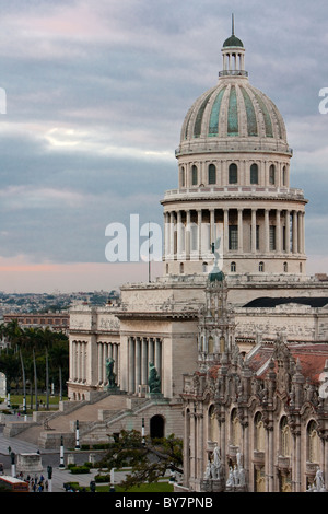 Kuba, Havanna. Capitol Building. Im Jahre 1929 wurde das Gebäude eingeweiht. Nationaltheater in Vordergrund rechts. Stockfoto