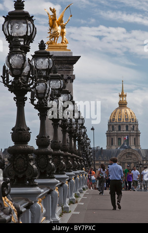 Menschen genießen ihren Spaziergang auf Alexandre Brücke, Paris Stockfoto